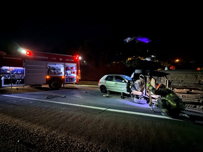 Acidente com tombamento mobiliza bombeiros na Washington Luís em Rio Preto