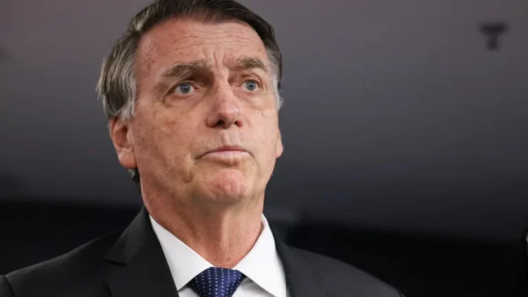 Bolsonaro deve seguir internado por ao menos sete dias para tratar pneumonia
