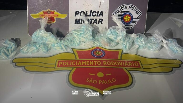 Homem tenta esconder 350 pinos com cocaína no filtro de ar do próprio carro e é preso