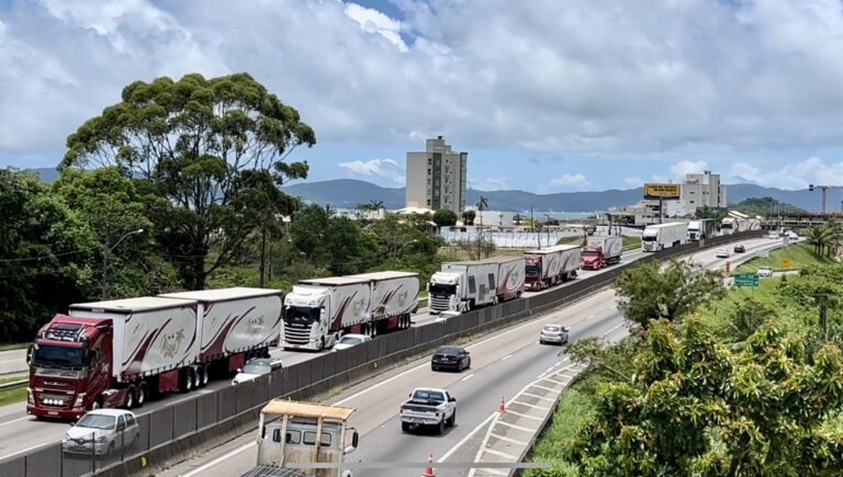 Comboio do Mirage Circus chega a São José nesta quarta (25) com 40 caminhões
