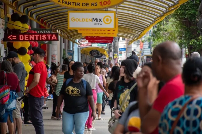 Procon realiza ação de fiscalização em comércios de São Vicente para o Dia do Consumidor