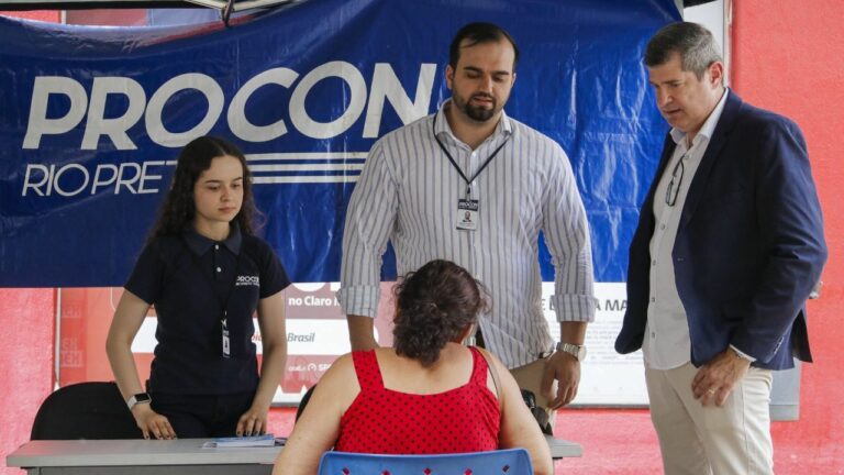 Procon Móvel realiza ação especial no calçadão na Semana do Consumidor