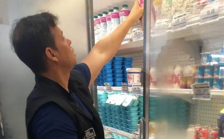 Supermercado é autuado por vender alimentos vencidos em João Pessoa