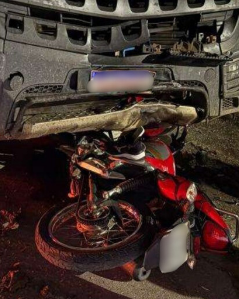 Dois jovens morrem após colisão entre moto e caminhão em Caçapava