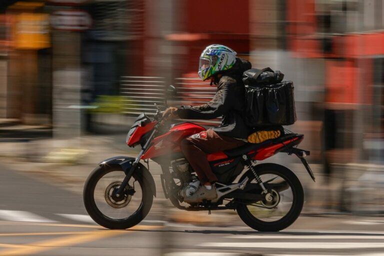 Tarcísio lança pacote de medidas que elimina custos a motociclistas e motoristas profissionais