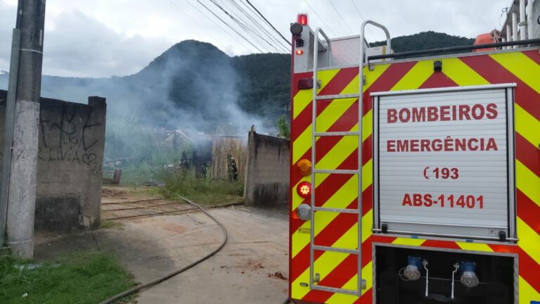 Incêndio em contêiner mobiliza Corpo de Bombeiros em Caraguatatuba