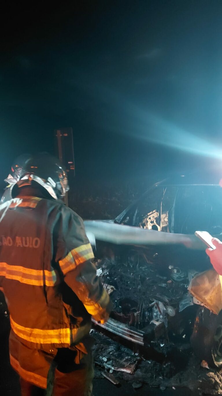 Veículo pega fogo e mobiliza bombeiros na Tamoios, em Caraguatatuba