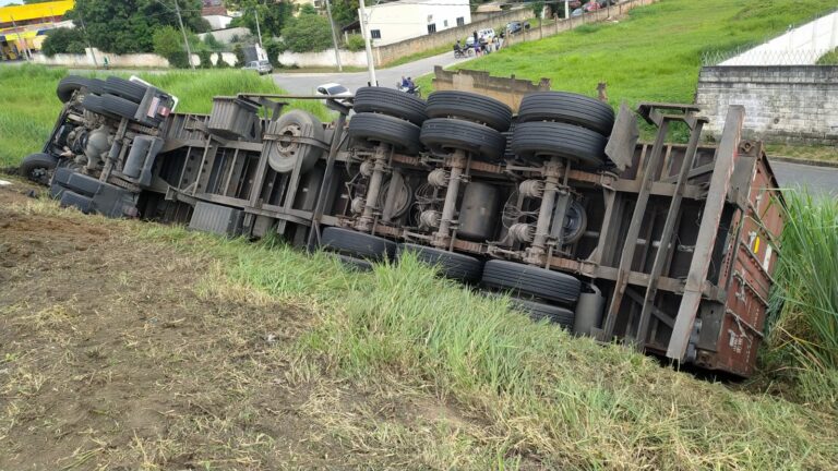 Caminhão tomba em alça de acesso da Dutra em Lorena