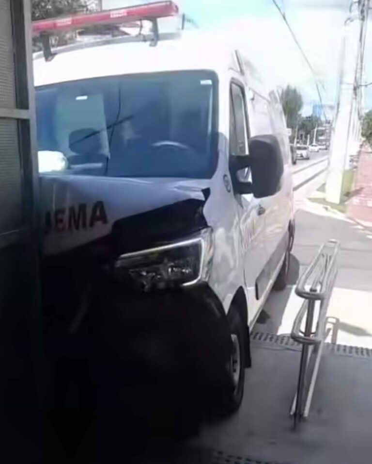 Ambulância se envolve en acidente com caminhonete e colide com Estação do VLT em Santos