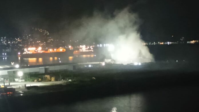 Incêndio atinge navio carregado de gado no Porto de São Sebastião
