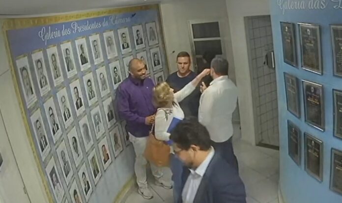 Vídeo mostra vereadora dando 'puxão de orelha' em parlamentar após sessão em Lorena