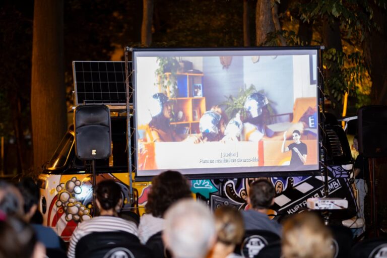Cinema itinerante movido a energia solar chega a Ribeirão Preto com sessões gratuitas em praça pública