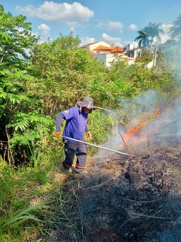 Defesa Civil combate incêndio em área de vegetação no Portal das Colinas, em Guaratinguetá
