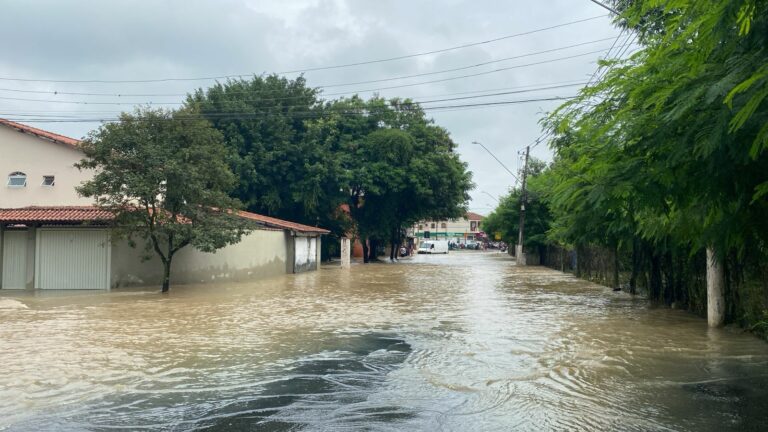 Chuva forte causa alagamentos e deixa famílias desabrigadas em Guaratinguetá