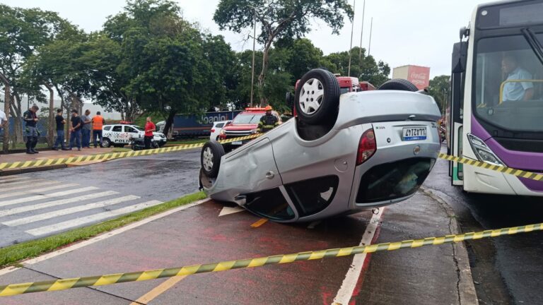 Motorista fica ferida em acidente envolvendo carro e ônibus em Ribeirão Preto