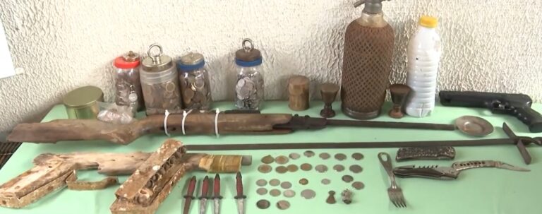Pescador magnético mostra acervo de objetos achados em rio