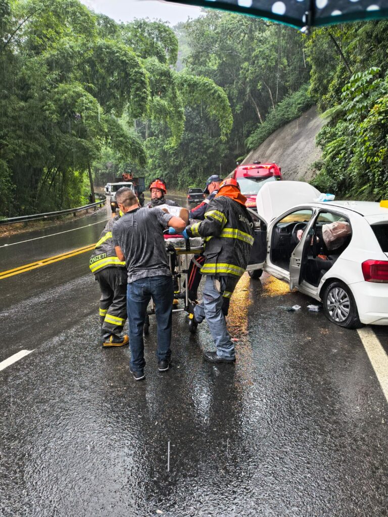 Caminhão tomba em curva e atinge carro na Rio-Santos em Caraguatatuba