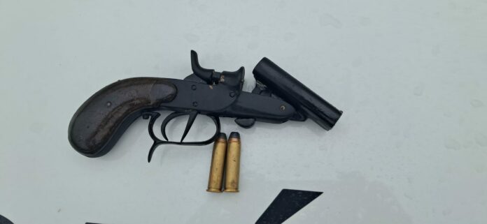 Homem vai cobrar dívida e é baleado e agredido com capacete em Caraguatatuba