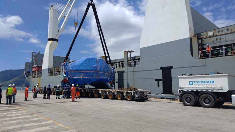 Maior ‘tatuzão’ da América Latina chama atenção no Porto de São Sebastião