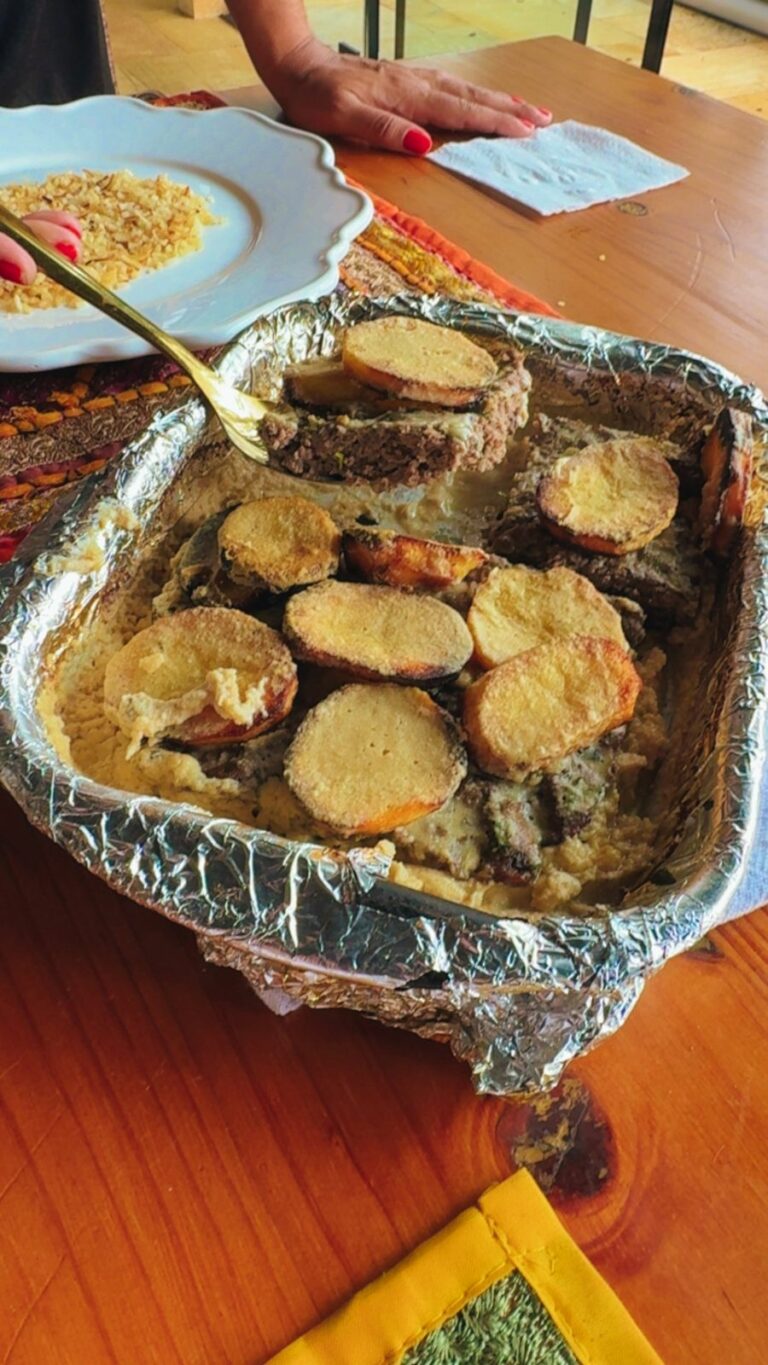 Confira a melhor receita de kafta assada com batatas e molho taratour!