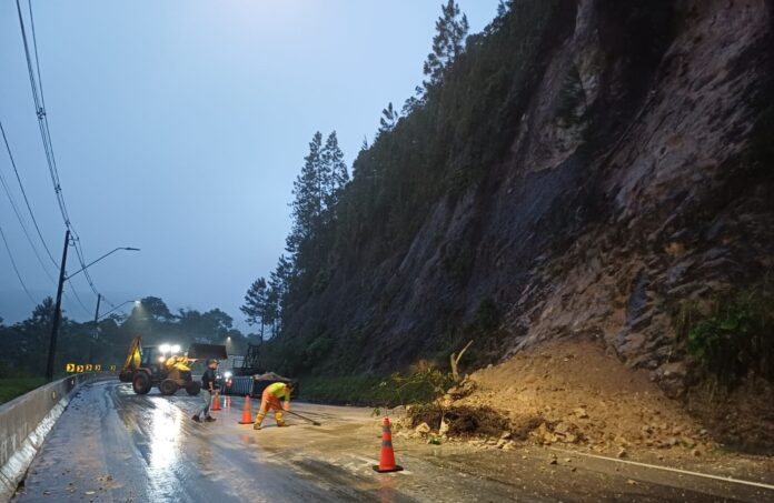 Deslizamento de terra bloqueia faixa da Tamoios no trecho de serra, em Caraguatatuba