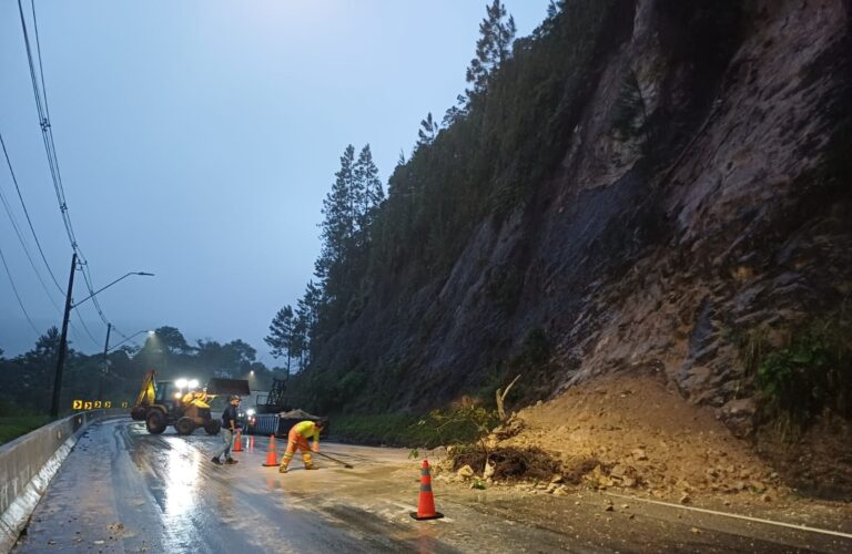 Deslizamento de terra bloqueia faixa da Tamoios no trecho de serra, em Caraguatatuba