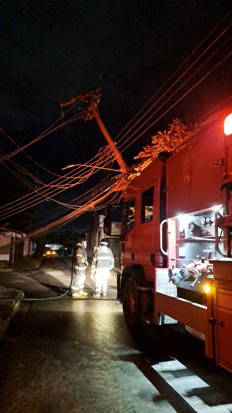 Queda de poste provoca princípio de incêndio em salão de beleza