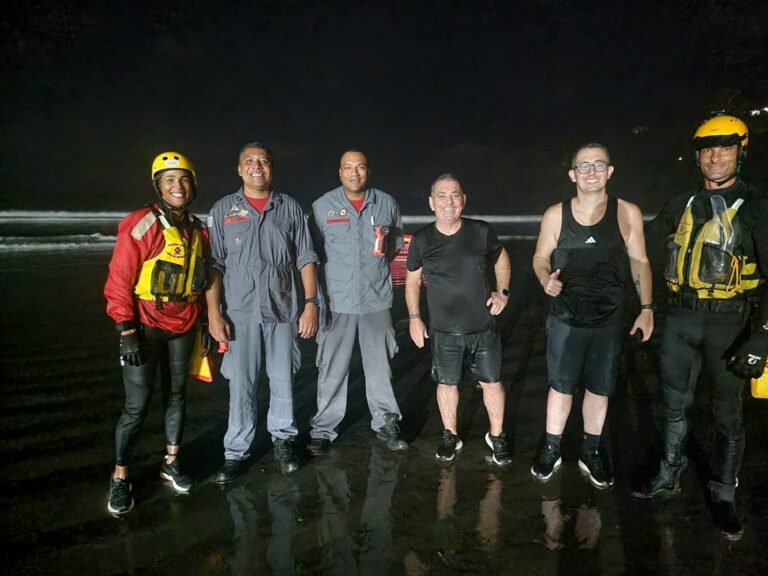 Pai e filho são resgatados após ficarem ilhados em área de difícil acesso em Ubatuba