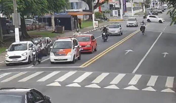 Câmeras flagram motociclista dando 'grau' em avenida de Pindamonhangaba