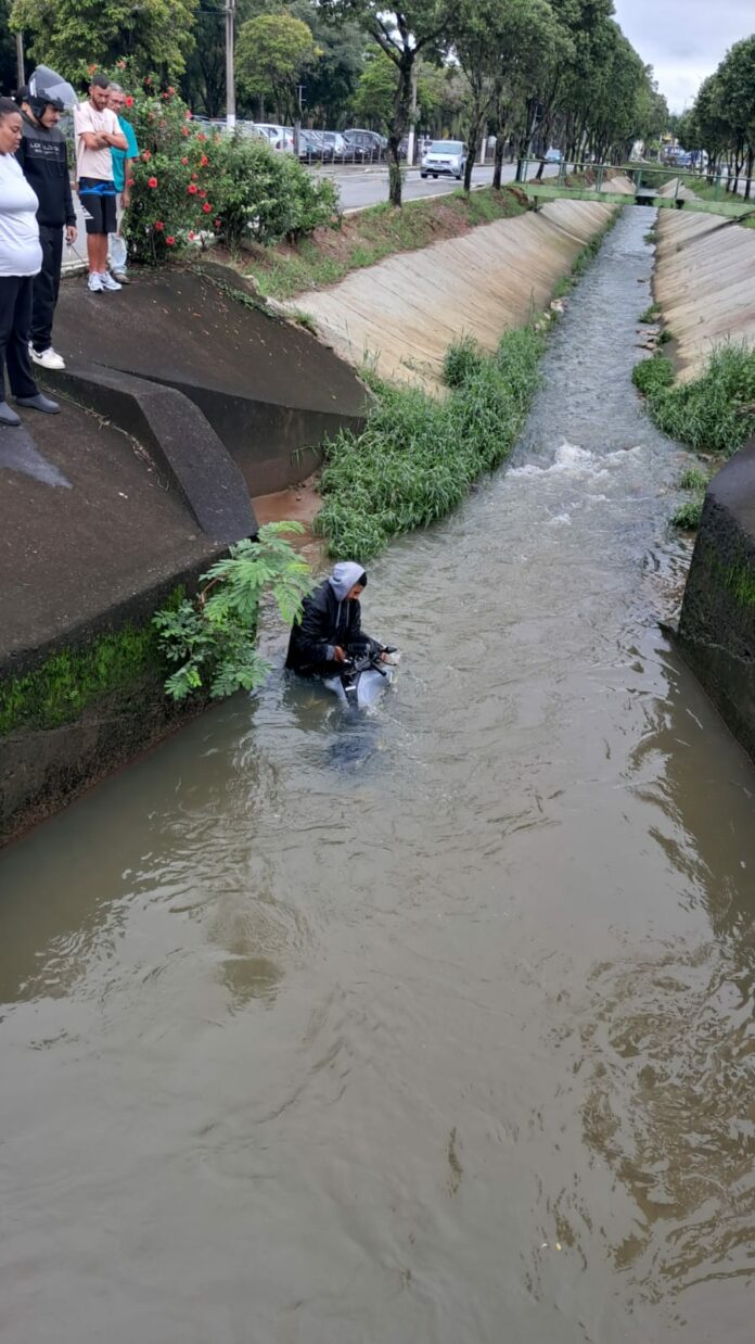 Motociclista cai em rio após acidente em Caçapava