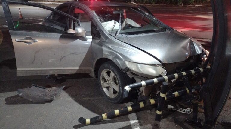 Homem morre após bater carro contra estrutura de condomínio