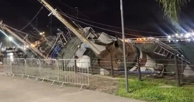 Navio do professor W. Besnard fica inclinado no Porto de Santos