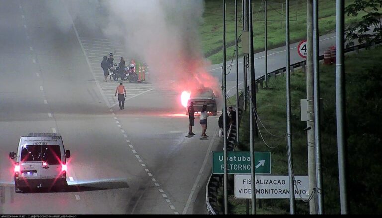 Carro pega fogo na Rodovia dos Tamoios em Caraguatatuba