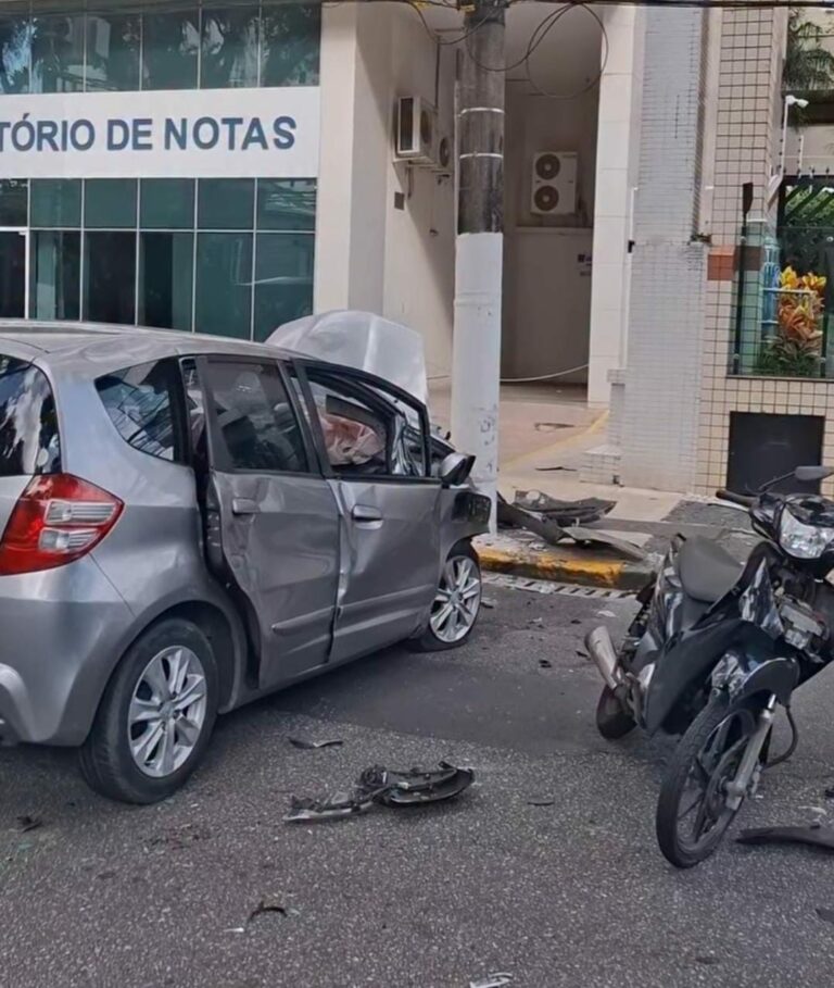 Carro e moto se envolvem em acidente e trecho de avenida é interditado em Santos