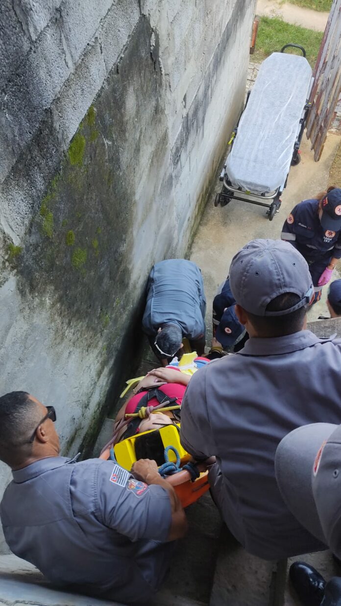 Bombeiros realizam resgate de mulher após queda em São Sebastião