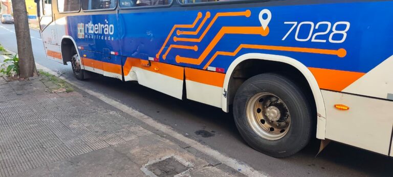 Acidente entre moto e ônibus deixa dois feridos na Av. Francisco Junqueira