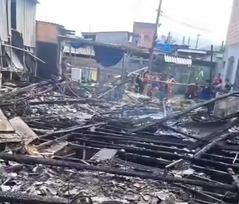 Incêndio atinge quatro moradias em comunidade da Vila Esperança, em Cubatão