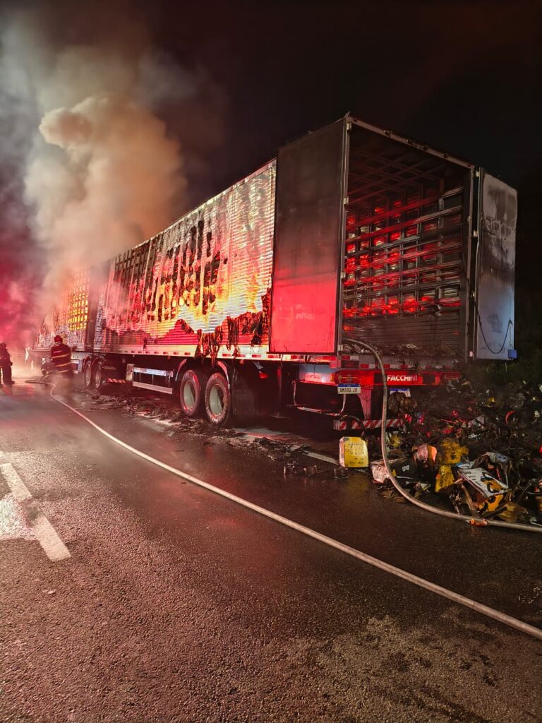 Incêndio destrói caminhão de carga e congestiona trecho da Dutra em Jacareí