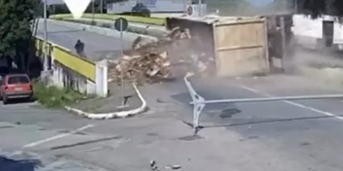 VÍDEO: Caminhão tomba em acesso à ponte e pedestre escapa pouco de ser atingido em Guará