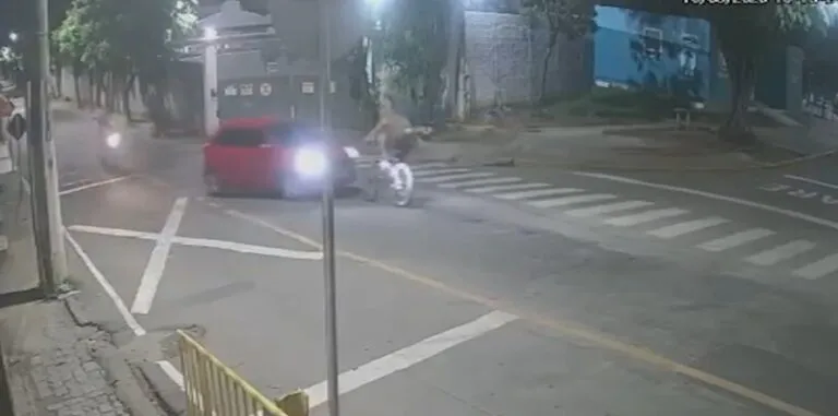 Câmera de segurança flagra acidente que matou ciclista de 22 anos em Aparecida; VEJA