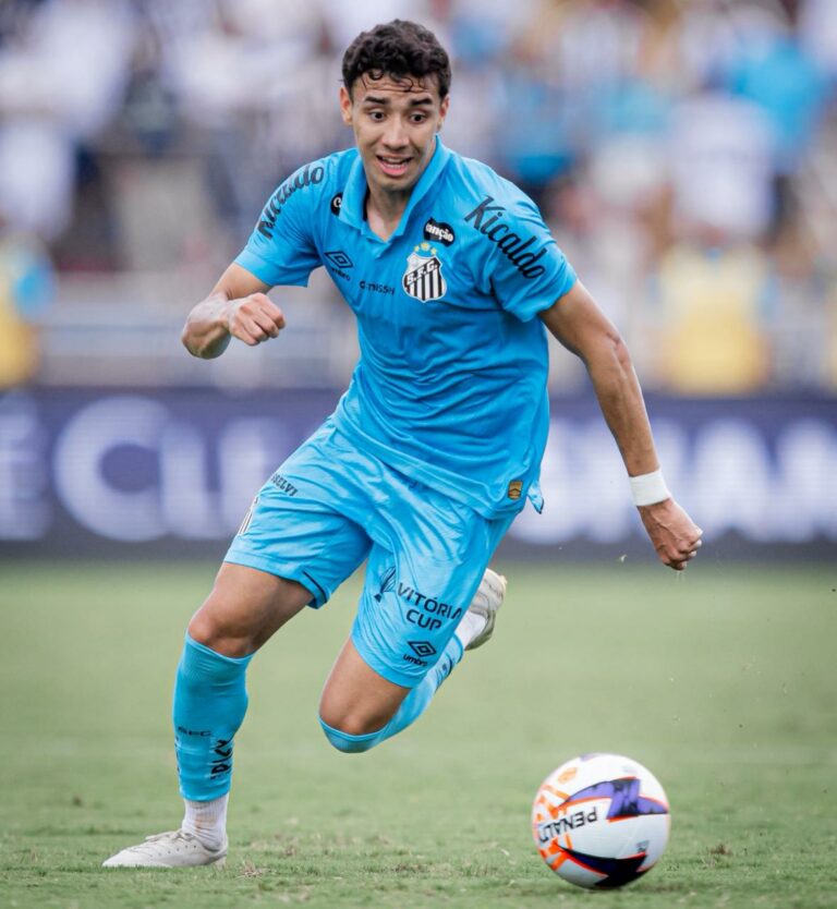 Meia é cortado e desfalcará Santos contra o Internacional