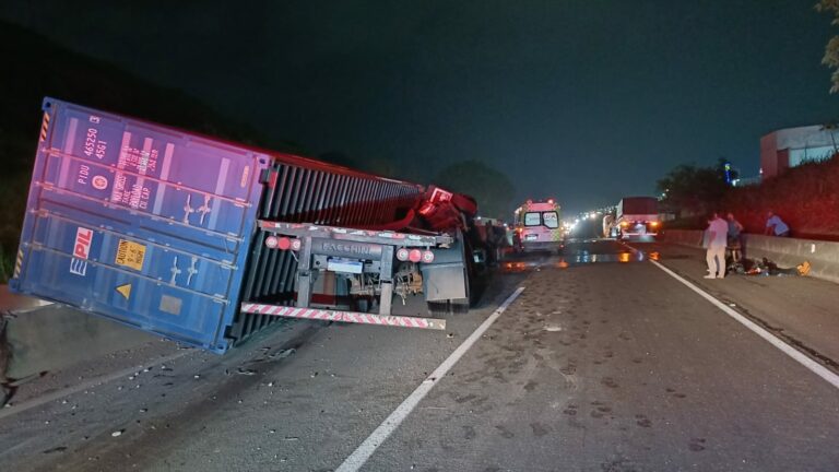 Carreta tomba em ‘L’ e trava a Dutra em Aparecida
