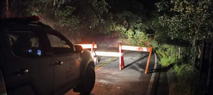 Chuvas causam alagamentos, quedas de árvores e bloqueio de estradas no Vale