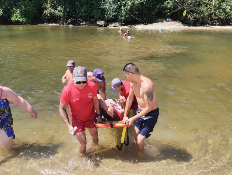 Idoso de 75 anos é resgatado após cair de pedras na Praia da Mococa, em Caraguatatuba