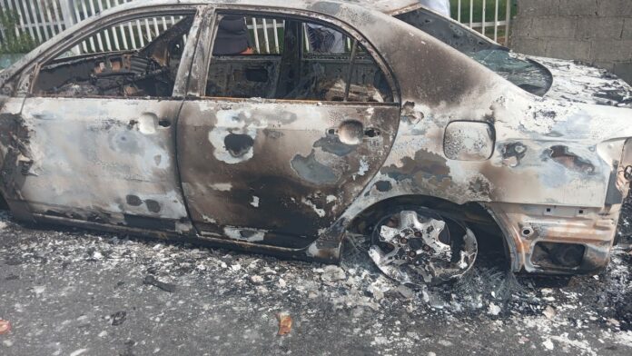 Corpo é encontrado carbonizado dentro de carro incendiado em São José Corpo é encontrado carbonizado dentro de carro incendiado em São José