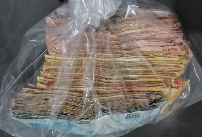 Dupla é presa com drogas e quase R$ 9 mil em Aparecida