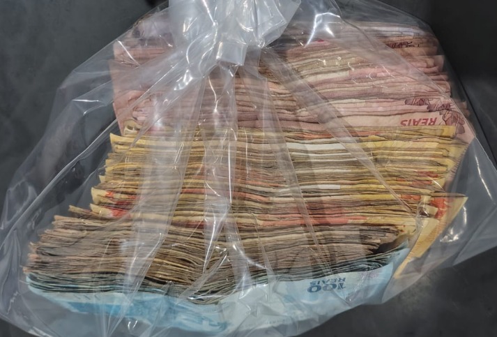 Dupla é presa com drogas e quase R$ 9 mil em Aparecida