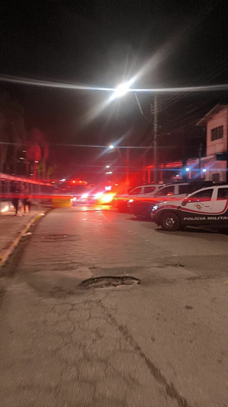 Atirador em motocicleta baleia três pessoas em frente a adega em Caraguatatuba