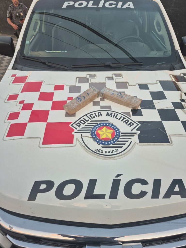 Homem é preso com tijolos de maconha dentro de carro em posto de combustíveis de Jacareí