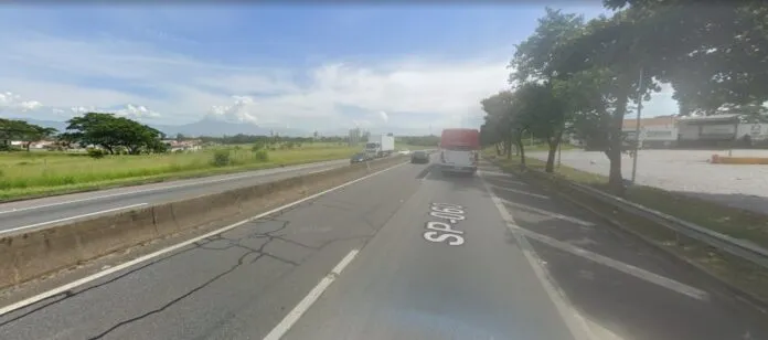 Homem morre após ser atropelado por moto e caminhão na Dutra, em Lorena